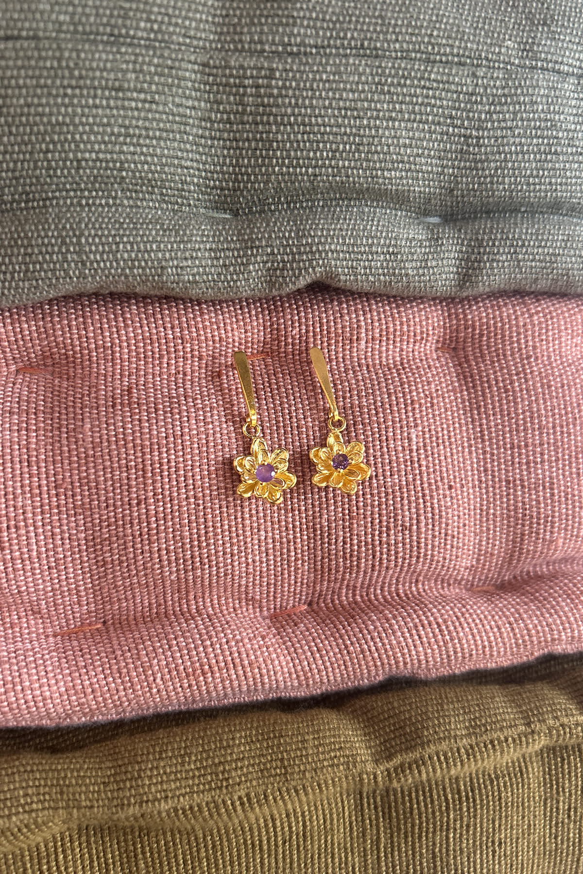 Stem Flower Stud - Nafsu I Gold w/ purple stone