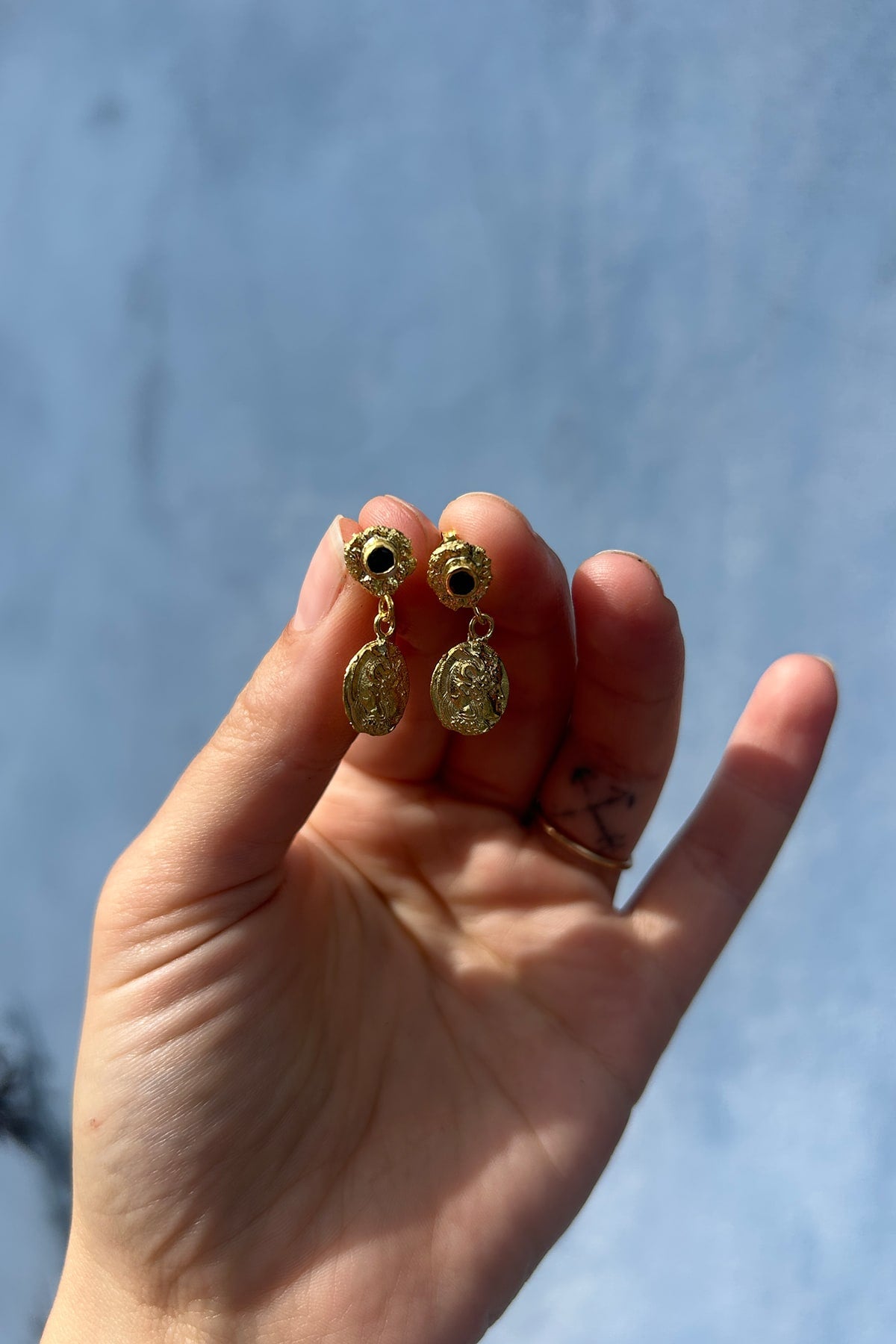 Coin Earring - Nafsu I Gold w/ Green Stone