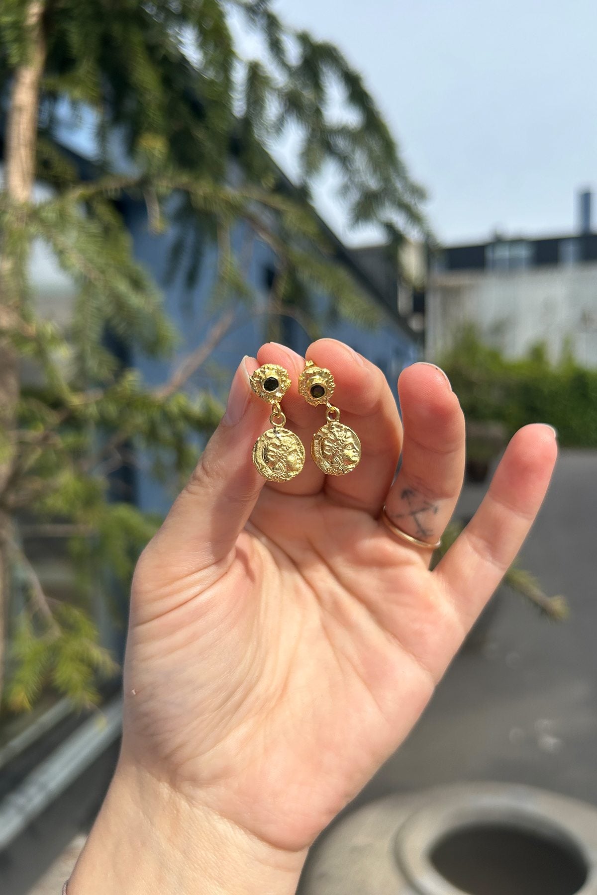 Coin Earring - Nafsu I Gold w/ Green Stone