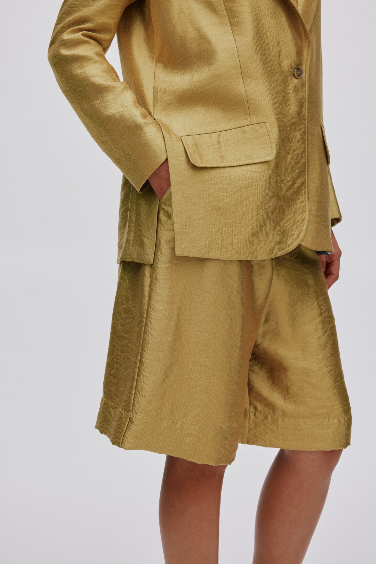 Feliza - Woven gold shorts I Gold