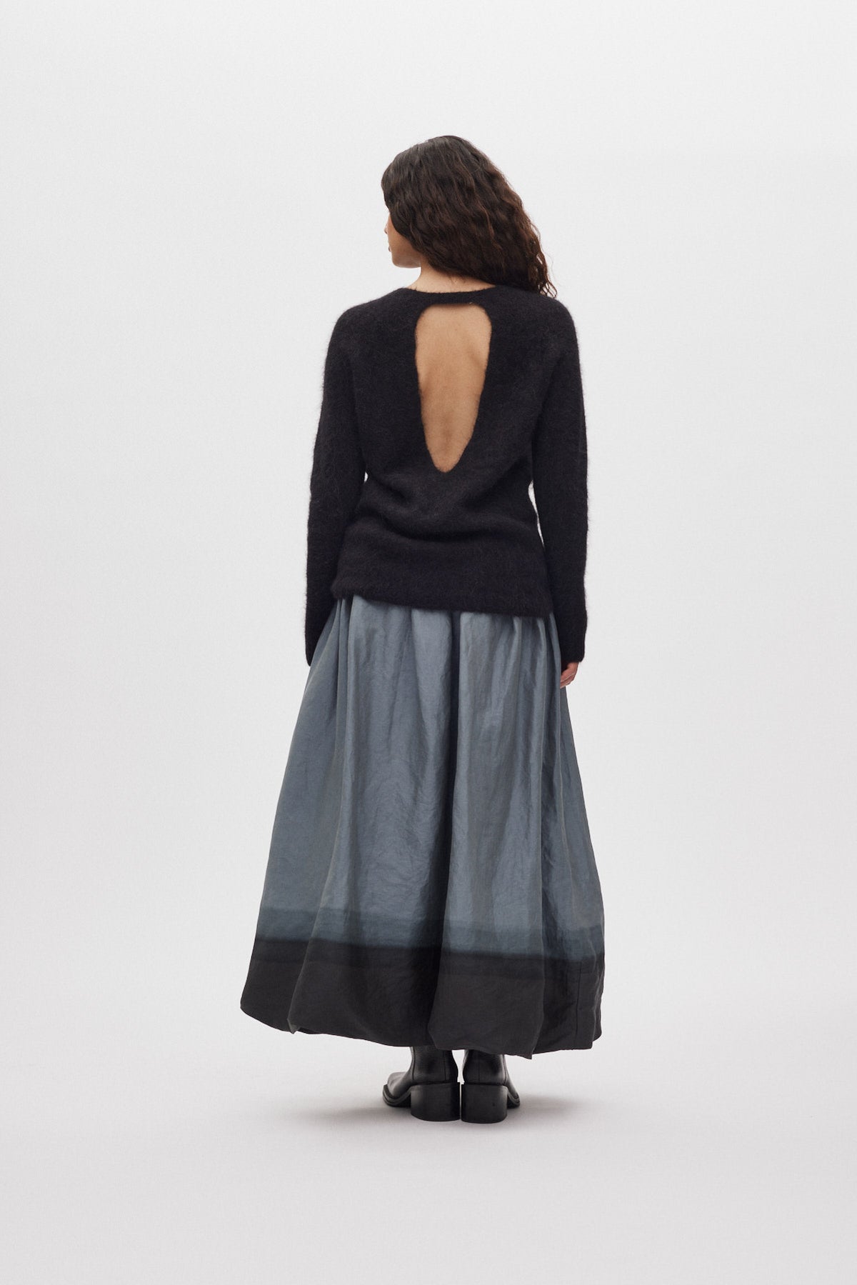 Dinea - Fluffy knit open back sweater I Black