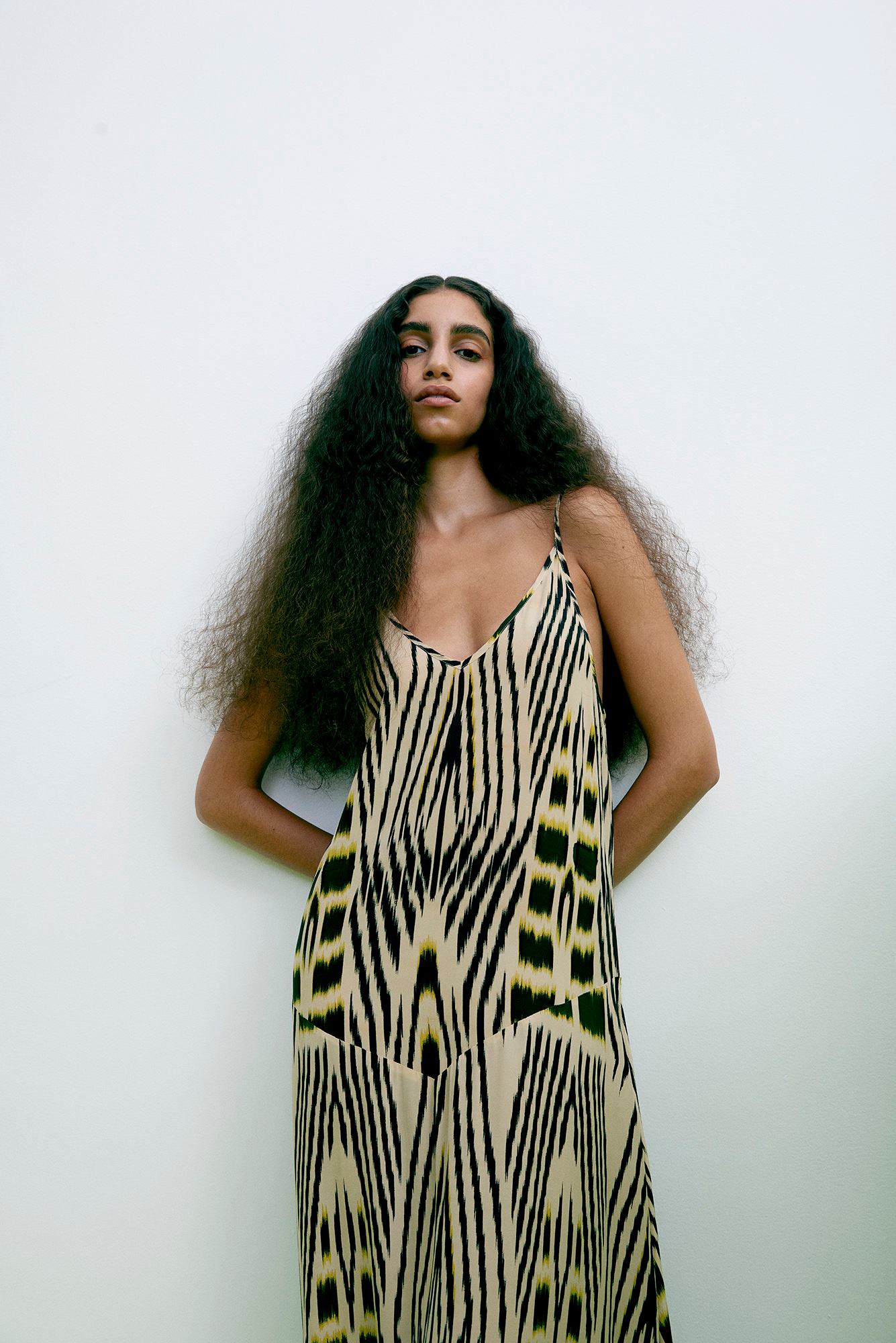 Annebeth - Ikat V-dress I Citrus black dark beige