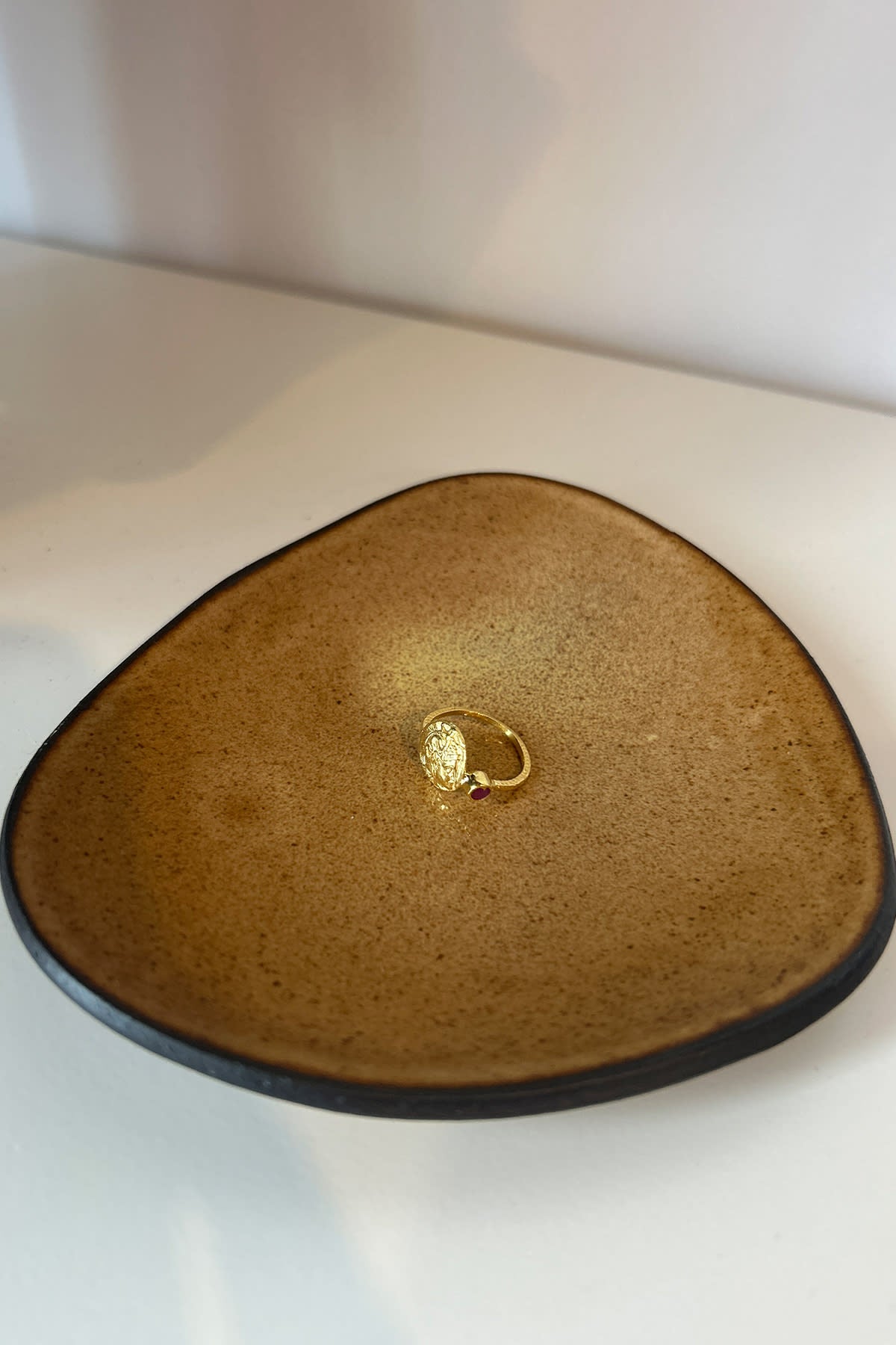 Coin Ring - Nafsu I Gold w/ Ruby Stone