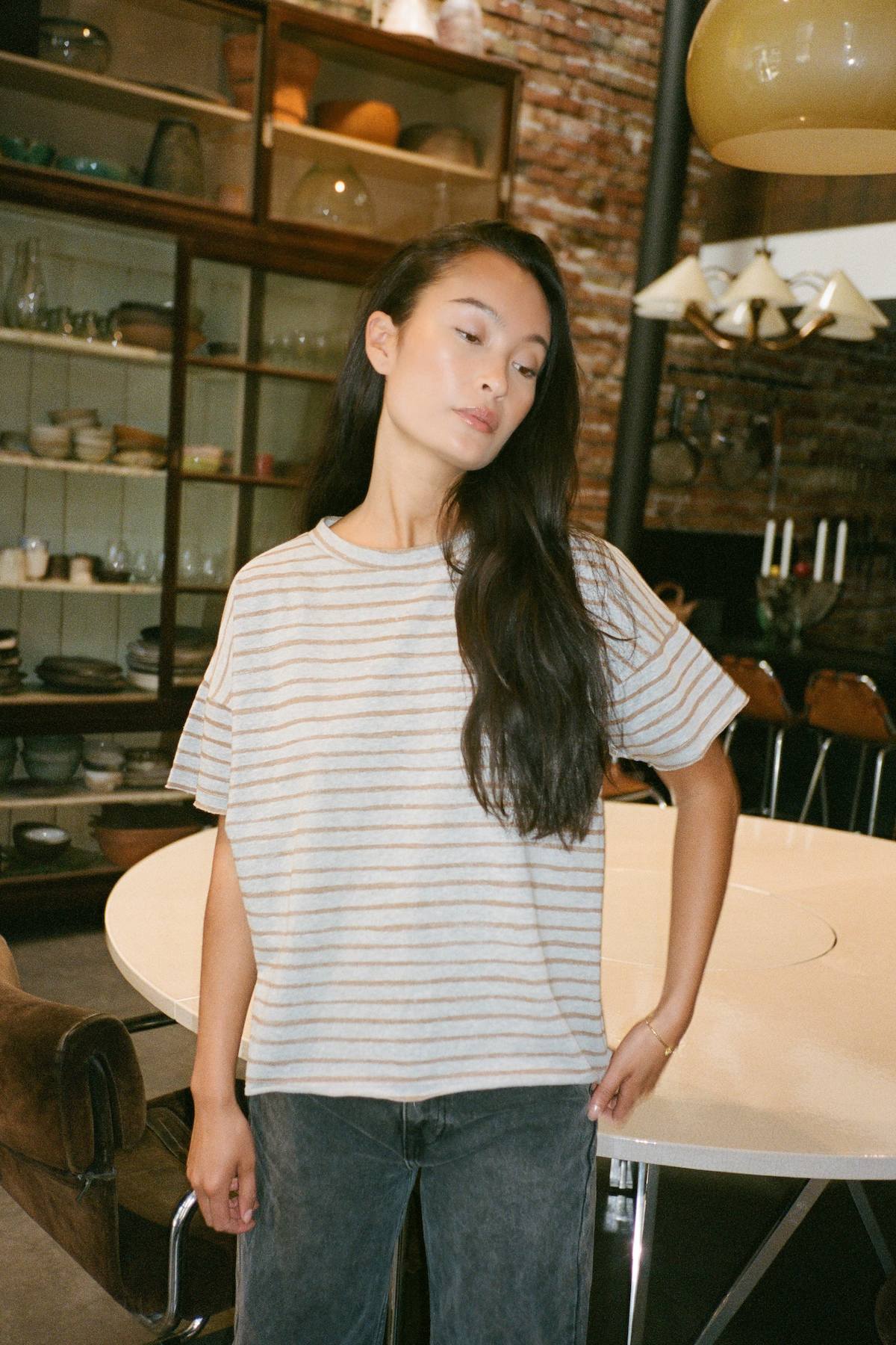 Margot - Light stretch cropped t-shirt I Grey honey stripe