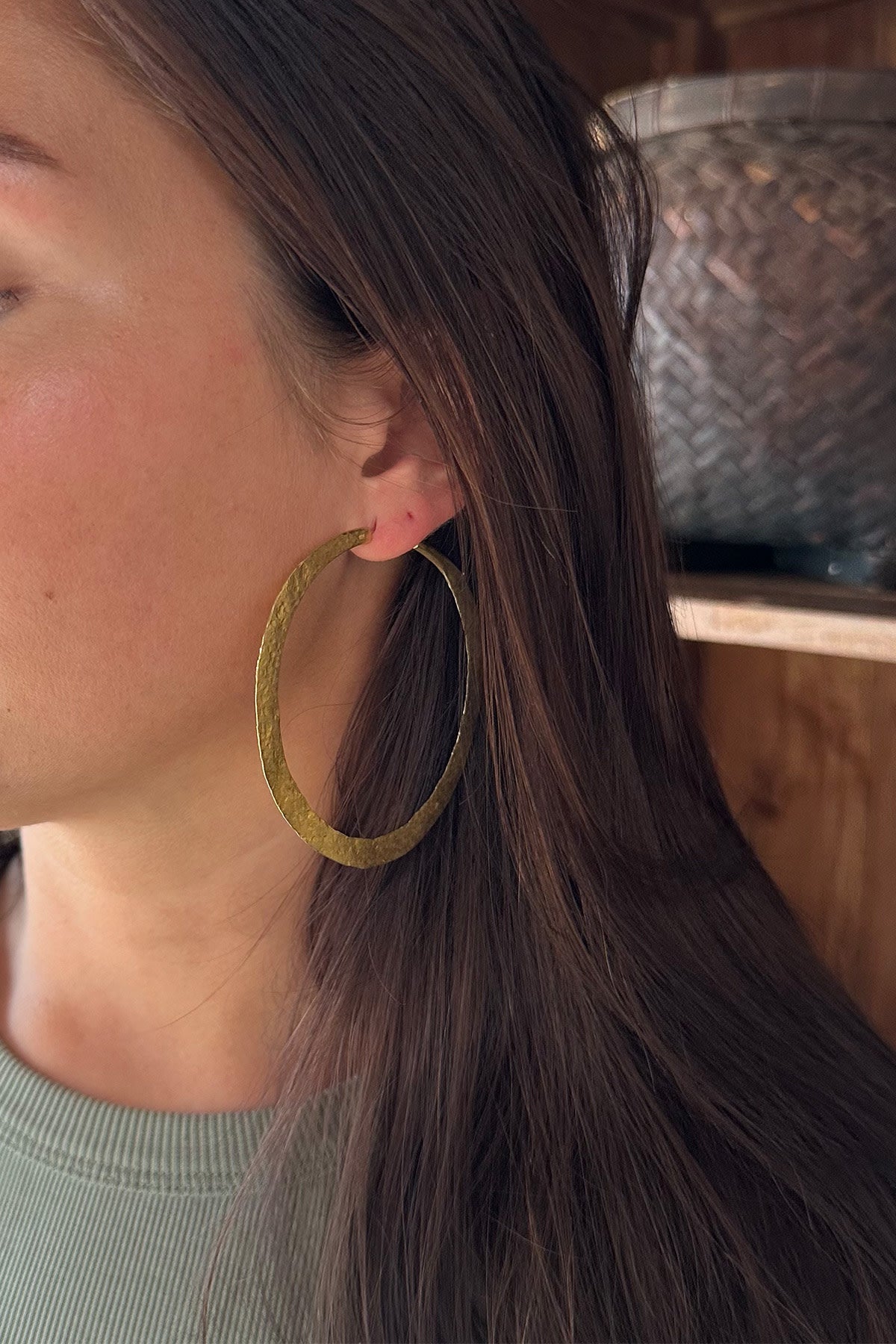 Nafsu - Gold plated hammered hoop L I Gold plated