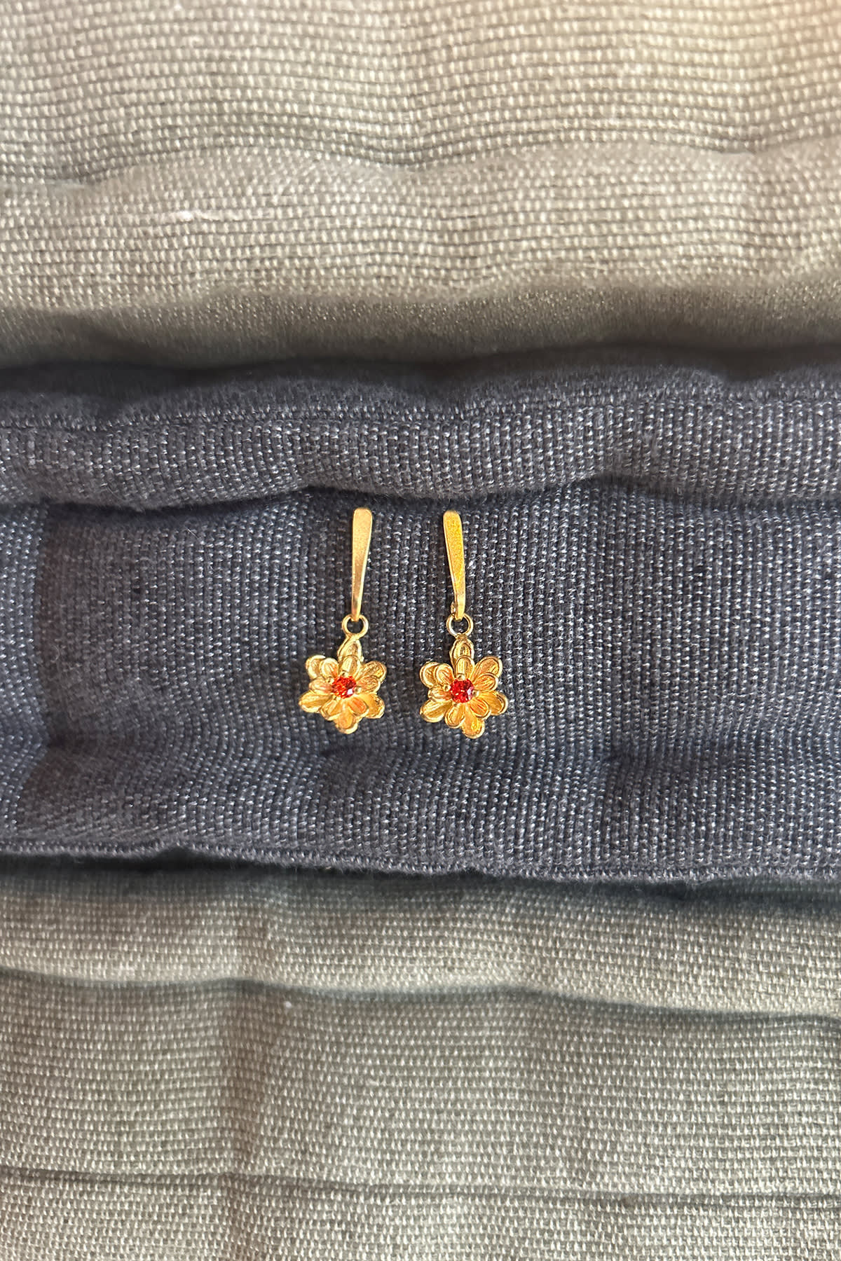 Stem Flower Stud - Nafsu I Gold w/ orange stone