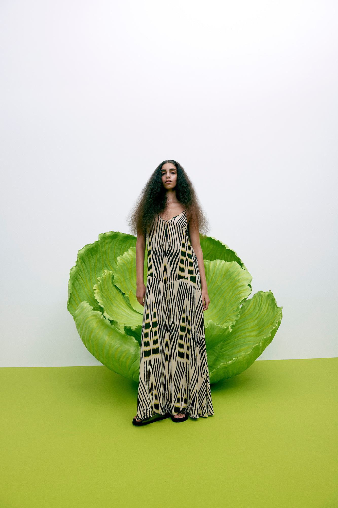 Annebeth - Ikat V-dress I Citrus black dark beige