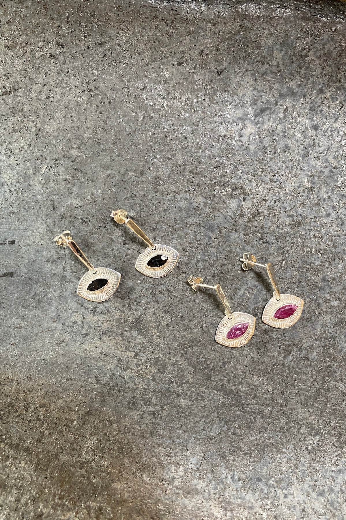 Nafsu - Gold plated earstick w/eye pendant I Black Sapphire