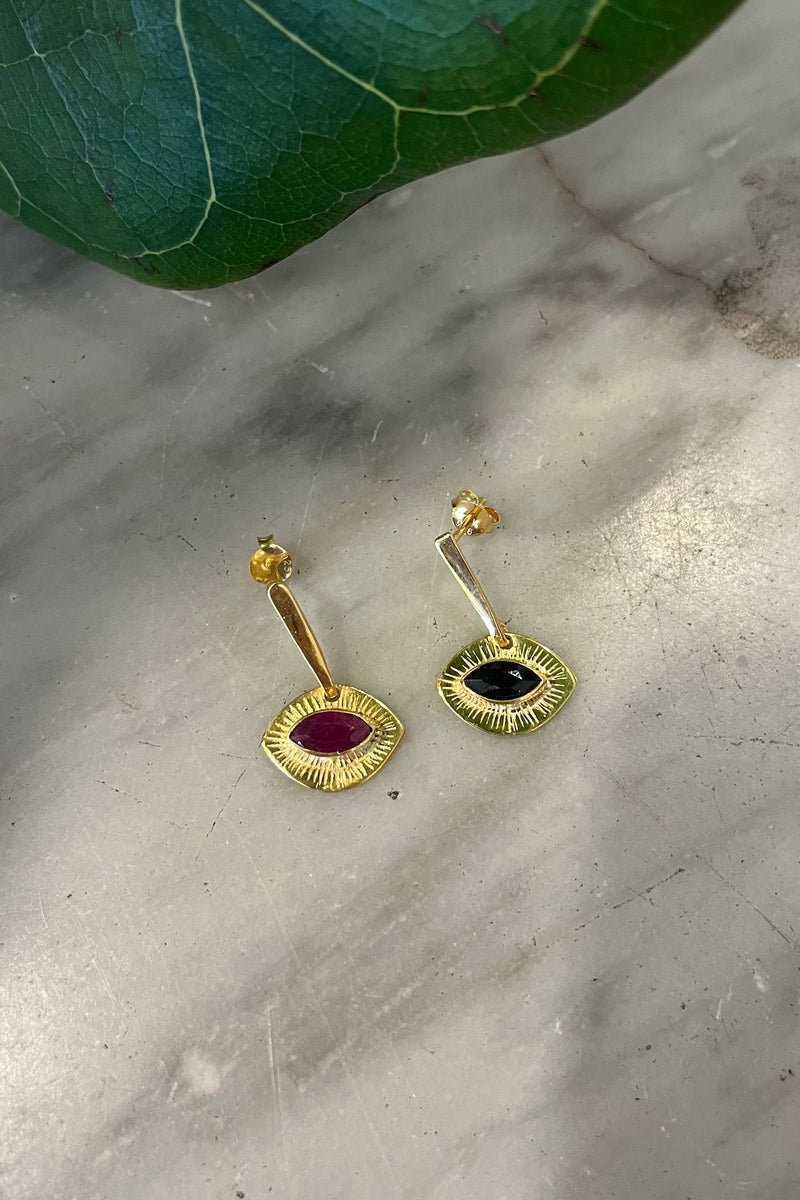 Nafsu - Gold plated earstick w/eye pendant I Red Ruby