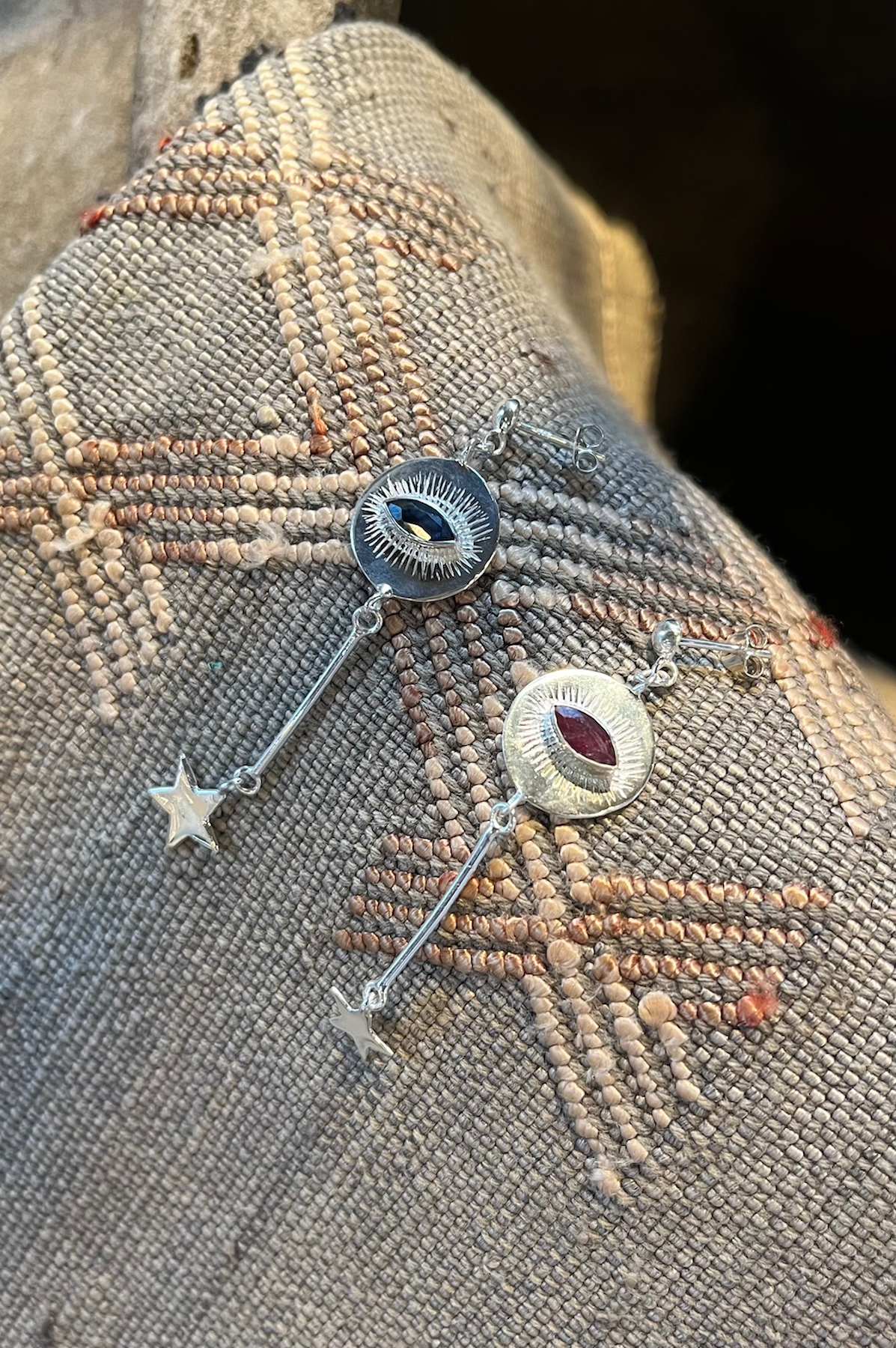 Nafsu - Long Silver eye earstick w/star pendant I Black Sapphire